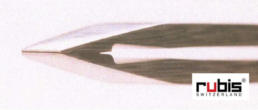 Macro photo of a Rubis tweezer tip