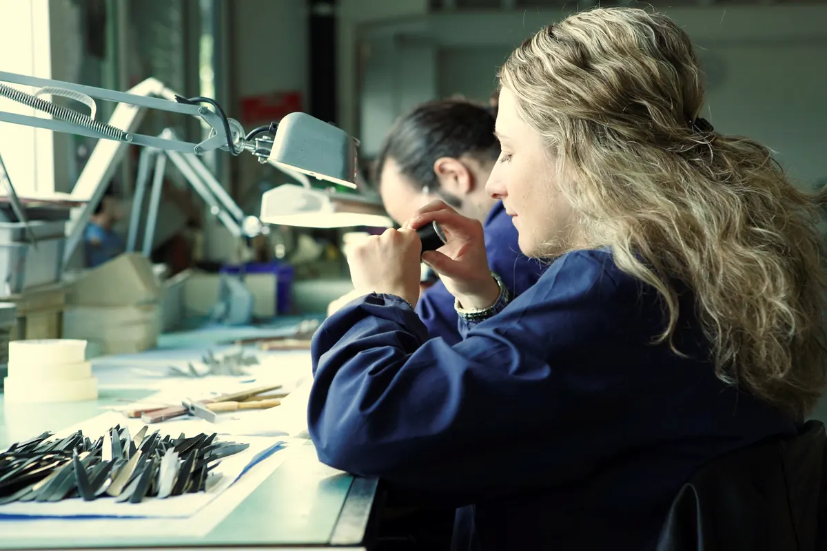 Quality control under magnification in the Rubis workshop